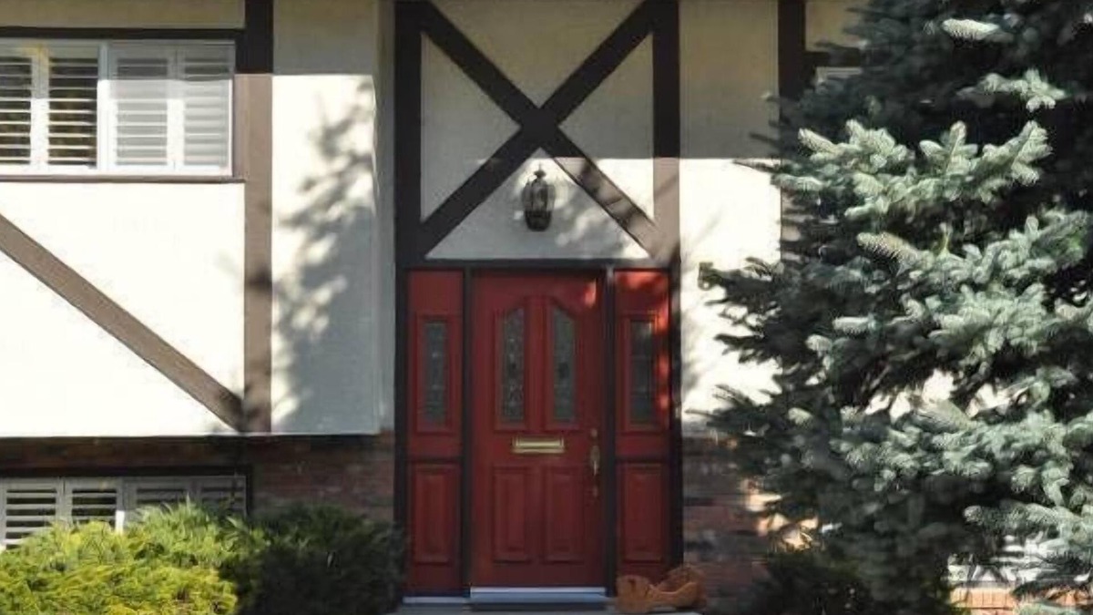 Cedarbrae House | 2BDR spacious, cozy suite with fireplace