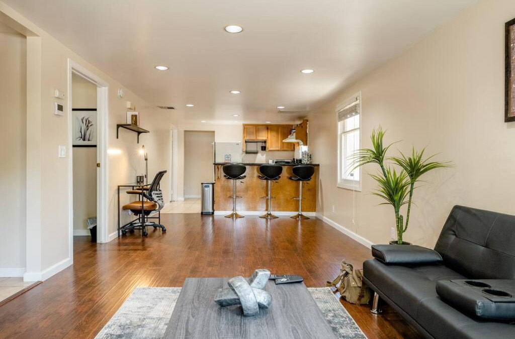North Oak Park House | *2bdr Victorian Home away from Home - *Central Loc
