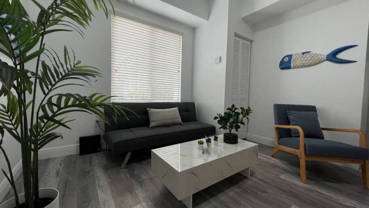 Ludlam Apartment | 2bed/1 bath apt w/parking great location!