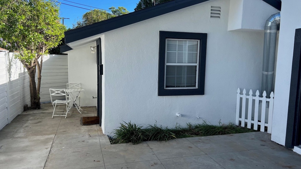 Lake Balboa House | 2bed 1bath GH house with parking near Van Nuys airport & Universal Studio for 4+