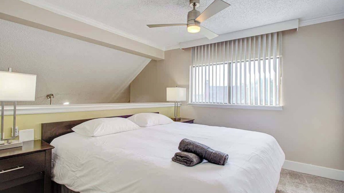 Florida Center Apartment | 2Bed&1Bath with Pool—7 Mins to Universal!