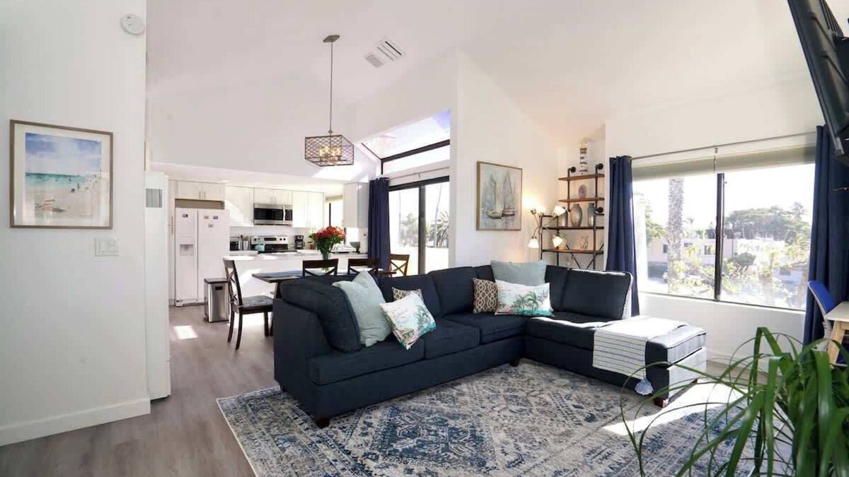 Crown Point Apartment | 2Bed 2Bath APT walking distance to BEACH and BAY in PB