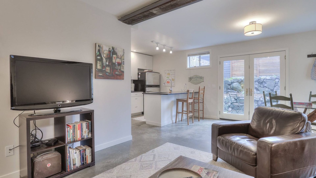 Ballard House | 2bed-2bath Ballard Courtyard Apartment Walk to Old Ballard! Restaurants nearby!