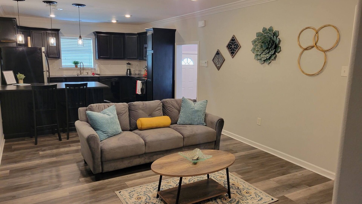 Houma House | 2bed/2bath Cottage in Downtown Houma. 30+ day stays welcome.