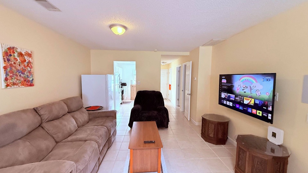 Huntcliff House | 2bed/2bath Townhome with Fenced Yard, Pet Friendly and Adjustable Bed