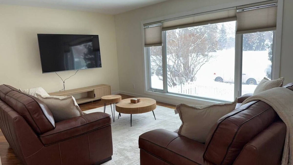 Old Strathcona House | 2Bed Bright & Stylish Ritchie Urban Retreat