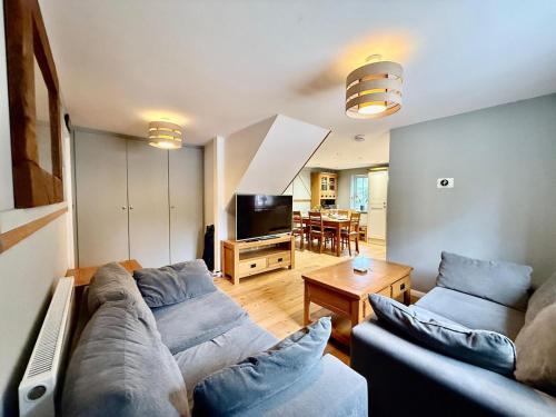 Hook Apartment | 2Bed Cottage Near Odiham Castle Scenic Field Views