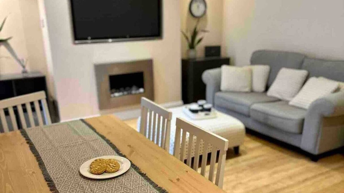 Golborne Apartment | 2Bed - Private Patio -3min to Westbourne Park Tube