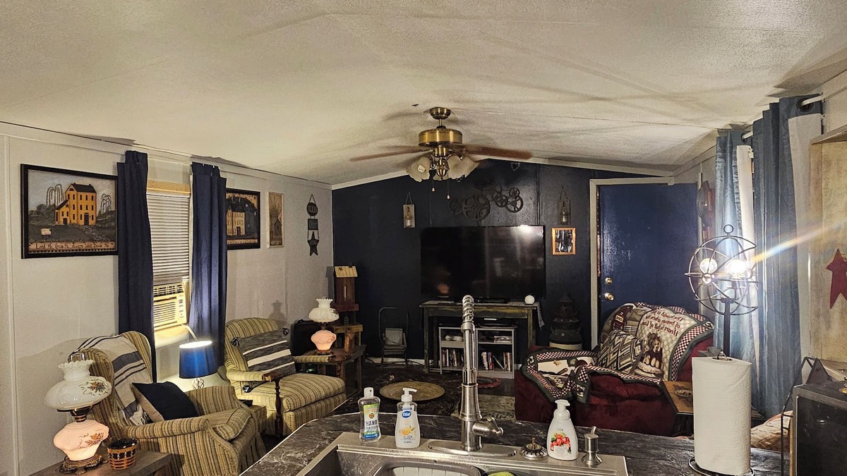 Summit House | 2bedroom mobile home in peaceful Ironton with AC has front door back door camera