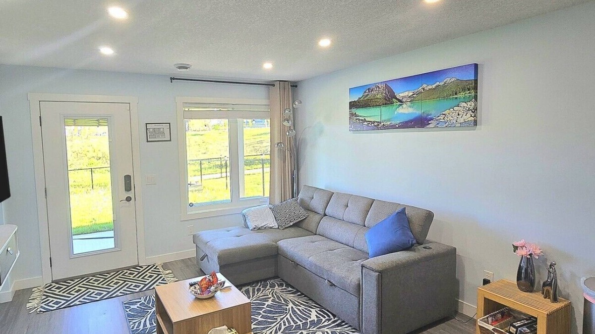 Northwest Calgary House | 2BR, 1.5Bath, Full Kitchen+Coffee, Ravine View.