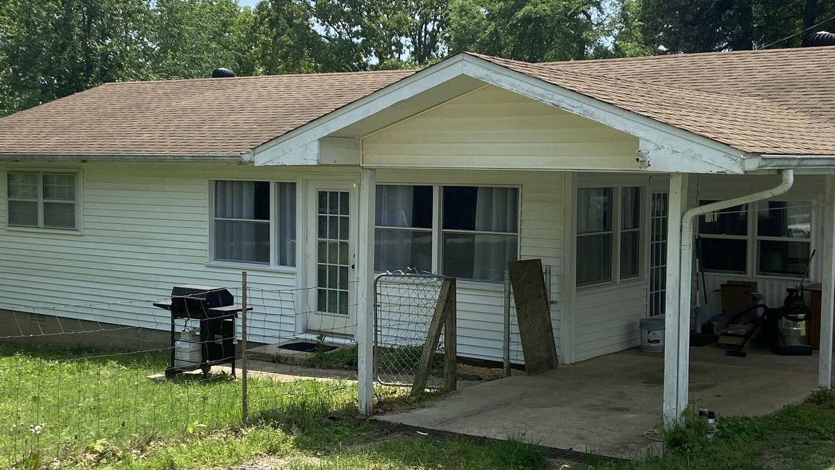Diamond City House | 2br 1 bath lake getaway 1 block from lake, easy walk