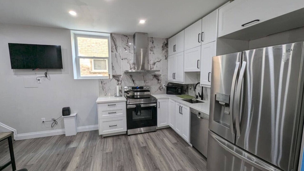 Kitchener Apartment | 2BR 1 king 1 Queen with parking 3 GBPS internet