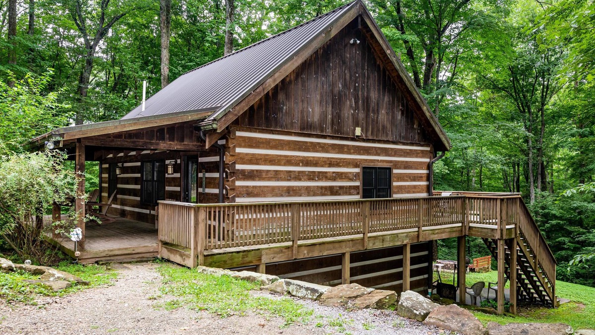 Gnaw Bone Cabin | 2BR, 2.5BA log cabin
