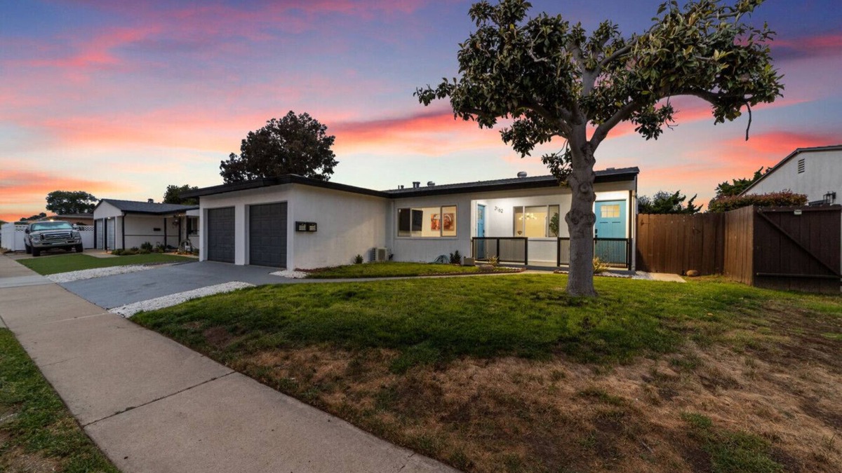 Bay Ho House | 2BR, 2B, Coffee Bar, Cozy Sectional, Rainfall Shower, Smart TVs, Cozy Beach Theme