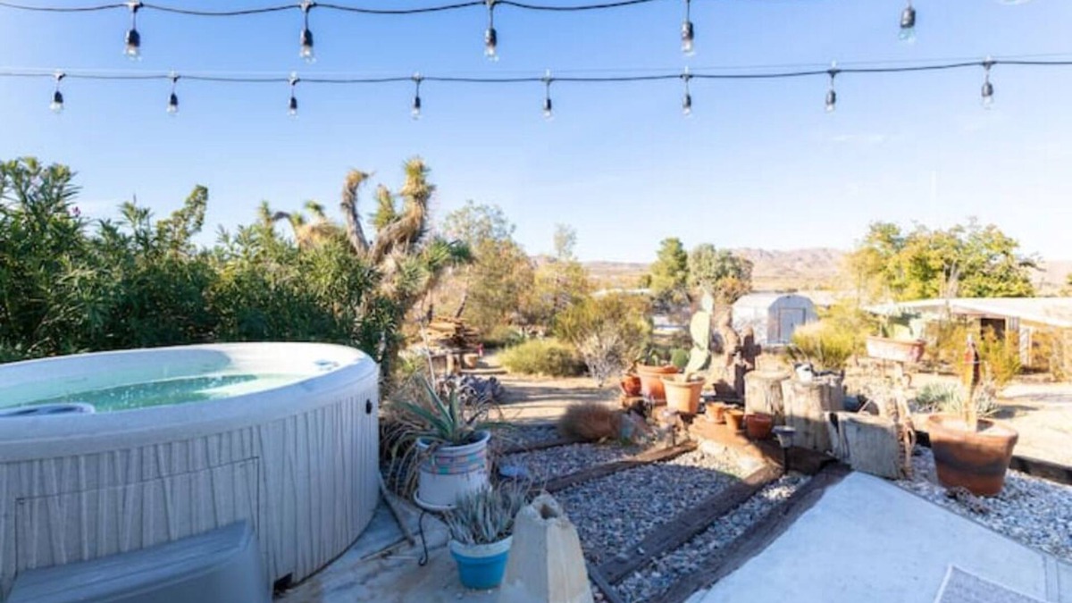 Joshua Tree House | 2BR/2BA Home w/hot tub, sauna, firepit, fenced yard, 8mins to park /3mins town