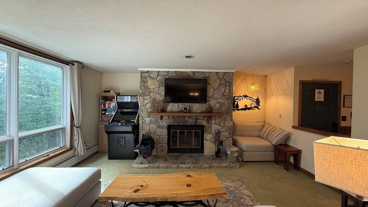 West Dover Condo | ⛷️2BR/2BA on Mount Snow - Ski On/Ski Off⛷️