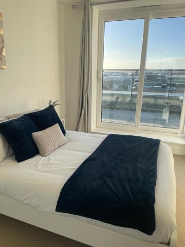 Reading Apartment | 2BR 2BA Top Floor Penthouse Apartment in RG2 - Ideal for Business Travellers & Contractors, Free Parking & Sleeps Up To 6