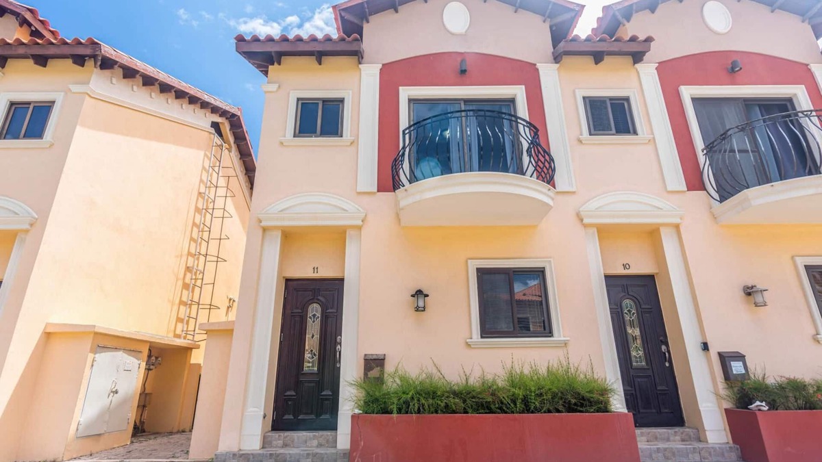 Gold Coast House | 2BR 3BA ~ GYM ~ Pools ~ 24/7 Security ~ Restaurant