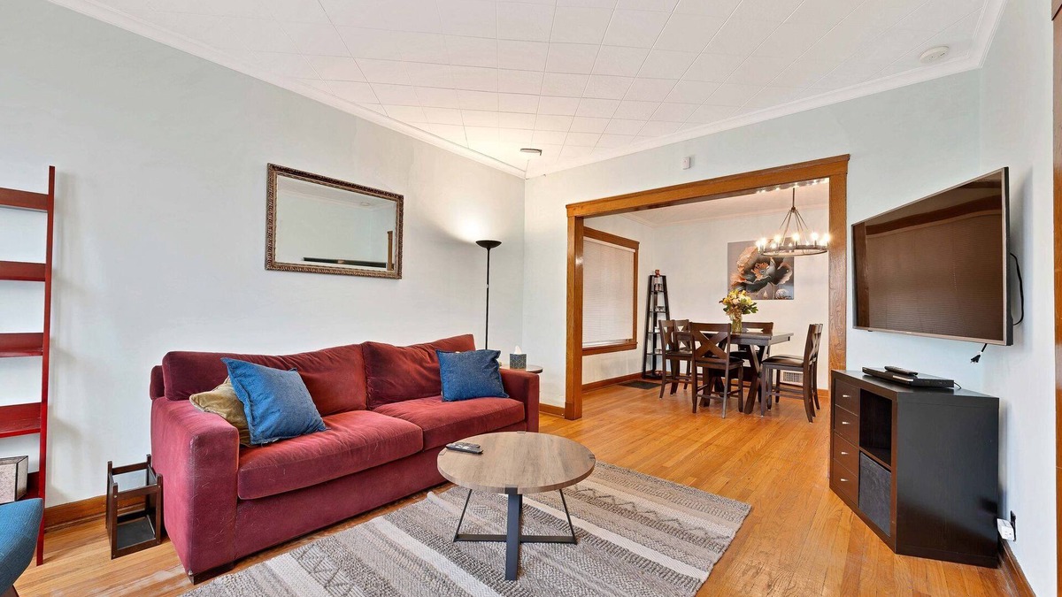 Andersonville Apartment | 2BR Apartment in Andersonville Neighborhood.