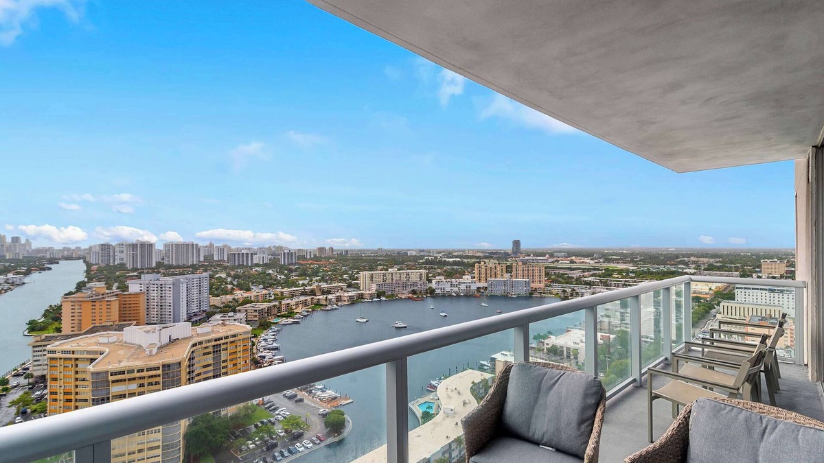 Hallandale Beach Apartment | 2BR Apartment with Balcony, Pool and Amenities