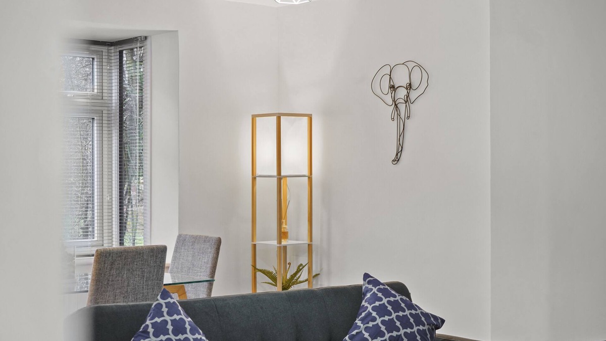 High Barnet Apartment | 2BR Barnet Gem with Front Garden