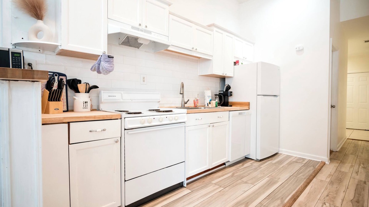 Thunderbolt Apartment | 2BR Boho Chic Duplex, Savannah ・Near Tybee Island!