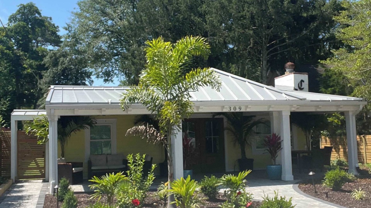 Caine Woods House | 2BR Bungalow -patio space-dog friendly- sleeps 4
