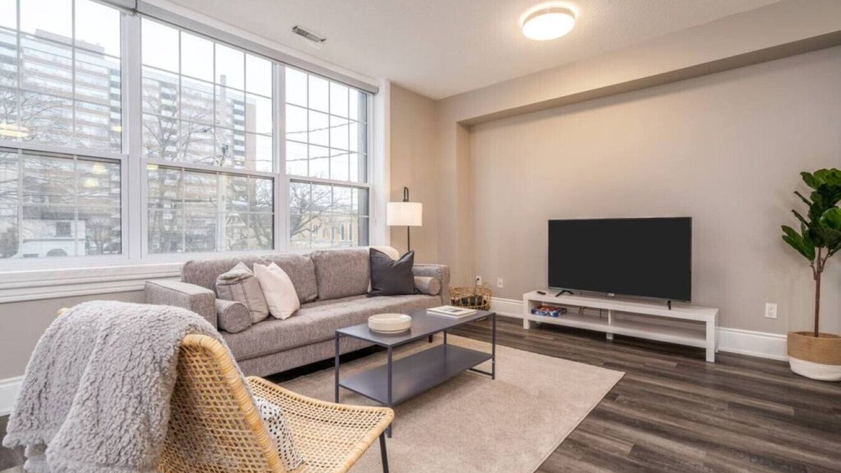 Burlington Apartment | 2BR Burlington Apt | Near Waterfront & Art Gallery