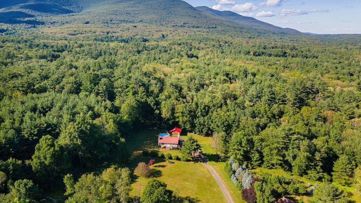 Kerhonkson House | 2BR Catskills Retreat | Hot Tub | Pool | Fire Pit