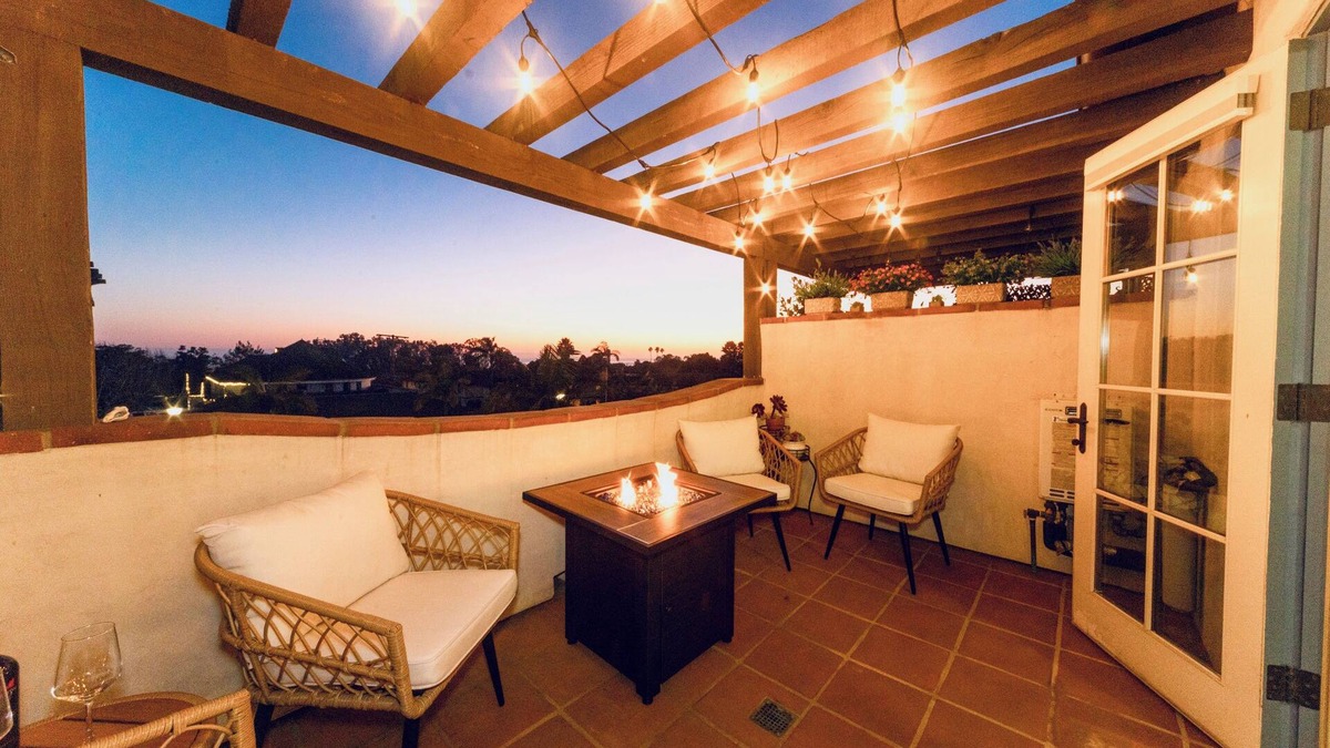 The Mesa Condo | 2BR Coastal/Condo/Minutes 2 Beaches, Dining & Shops.Ocean Views & Sunsets!