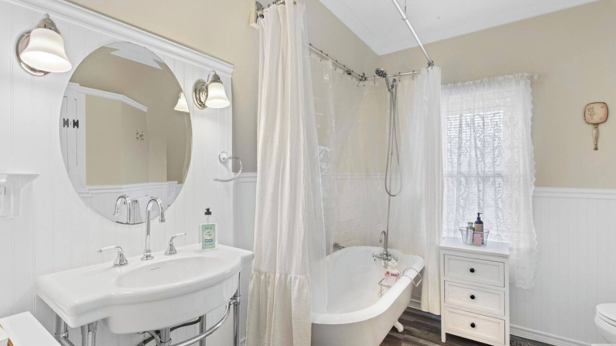 Milford House | 2BR Coastal Retreat close to Yale and walk to NY Train!