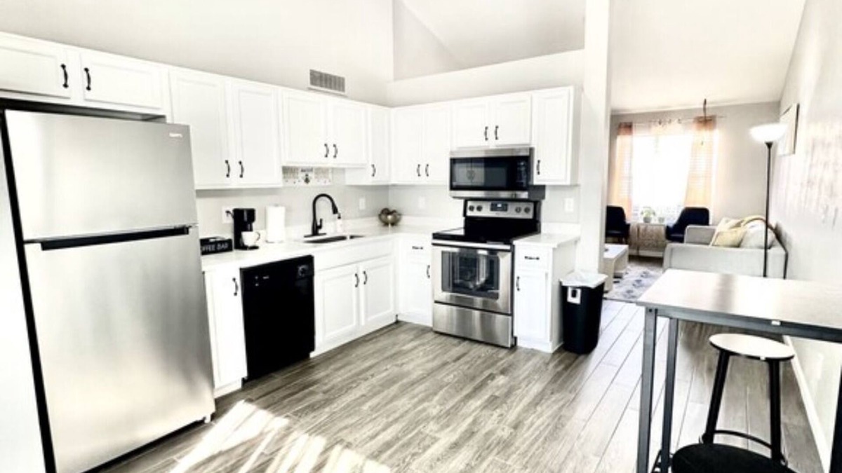 Glendale House | 2BR Condo 15Min Statefarm Stadium with AC