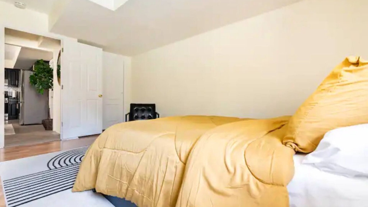 Elizabeth Apartment | 2BR for Crews & Families Near Jersey Gardens Mall
