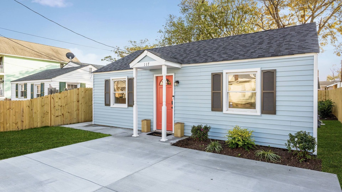 Buckroe Beach House | 2BR Furnished Cottage Yard 30+ Day Stays
