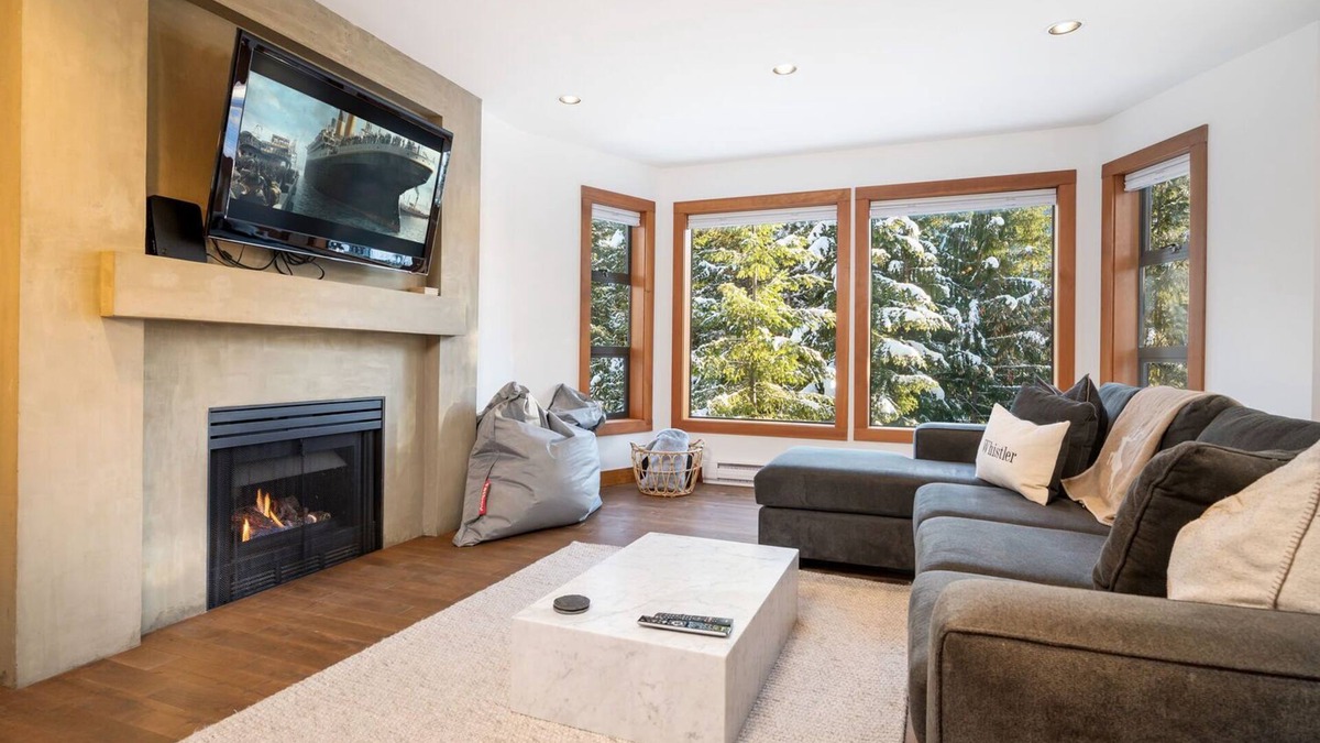 Blueberry Hill Condo | 2BR | Greyhawk | King Bed w/Ensuite| Hot Tub & Sauna | Gas Fireplace | Free Parking