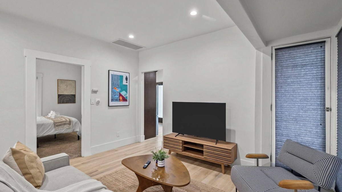 North Central House | 2BR Homey Cottage near Rosebowl - Free Parking