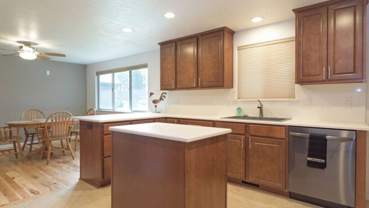 Southeast Bend House | 2BR | Hot Tub | Dog Friendly - 2mi to Old Mill