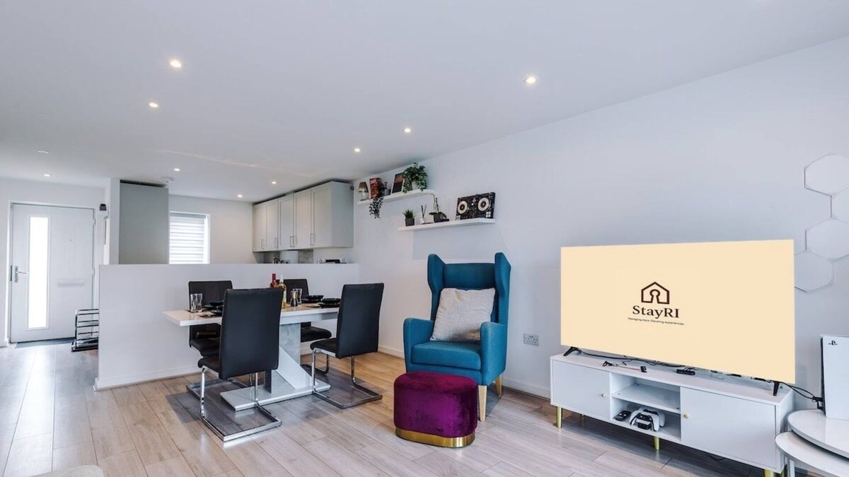 Salford House | 2BR Luxe Getaway in Salford W/WiFi, PS5, Parking