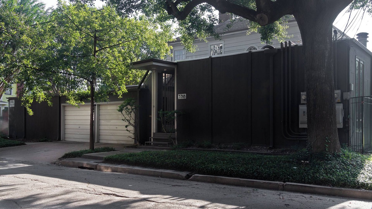 Neartown House | 2BR Montrose Stunning Space! A Foodies Dream Loc