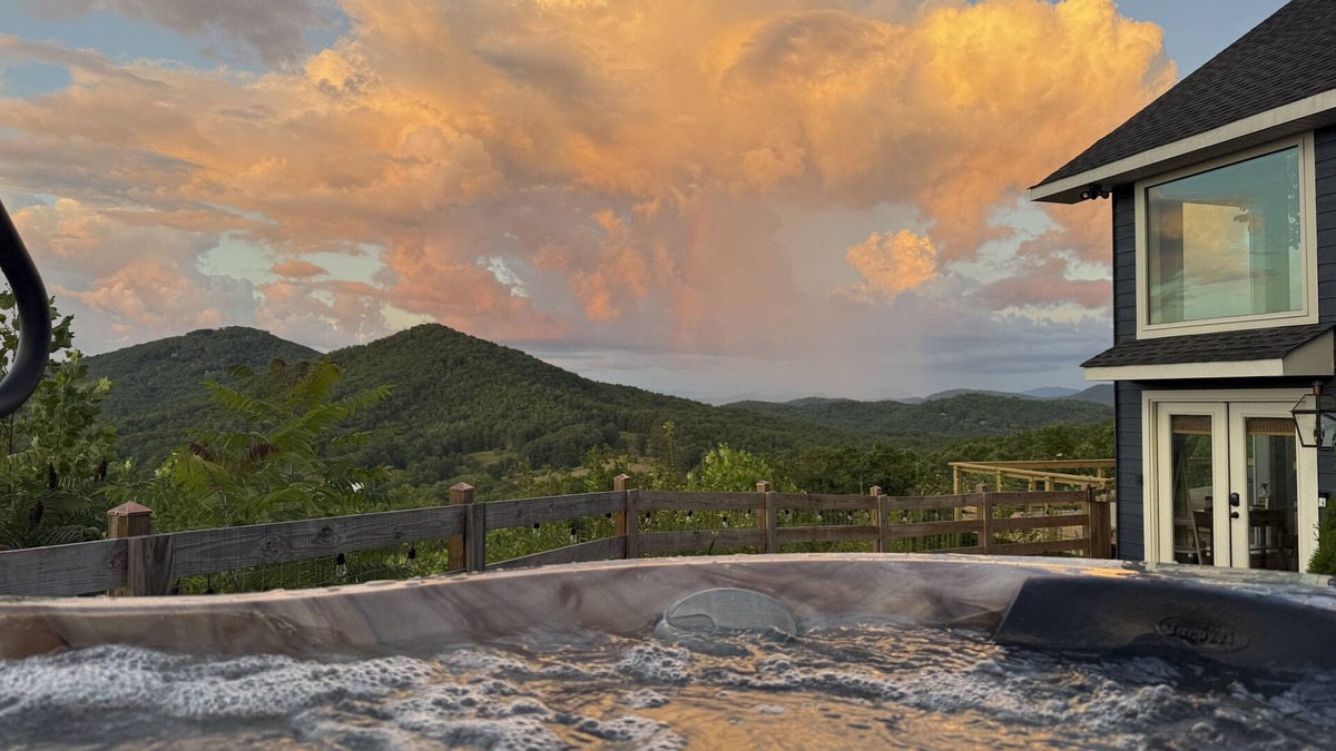 Ridgeline Vistas Cabin | 2BR Mountain chalet with loft, views & deck
