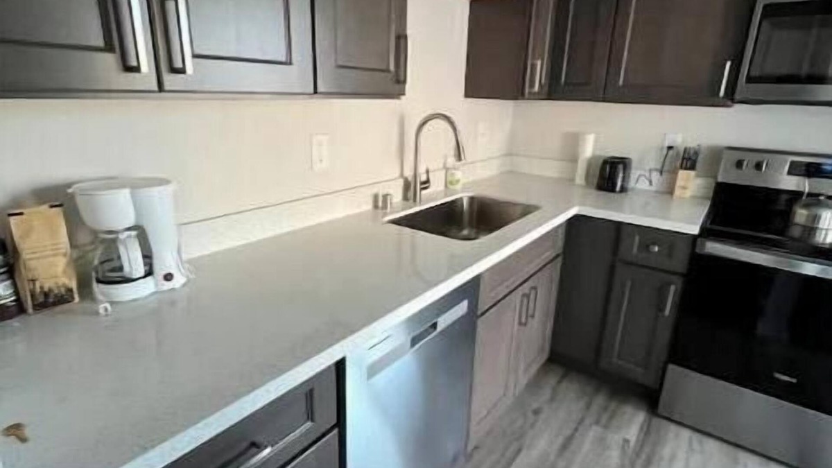 Eastside Condo | 2BR near Tacoma Dome, downtown, restaurants & EQC