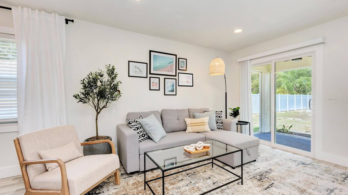Bay Acres House | 🌴 2BR Oasis w/Lanai, Fire Pit + 5 Min to Nokomis Beach