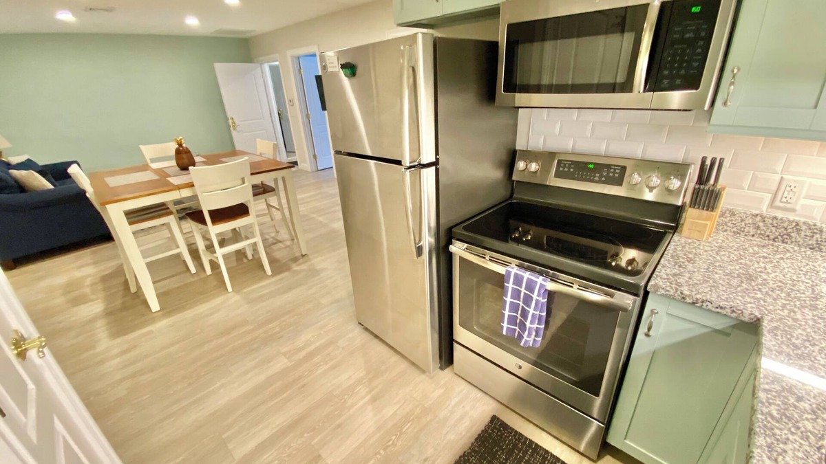 Historic Hill Apartment | 2BR - Off Bellevue, Nautical Newport, Centrally Located, Walk to everything!