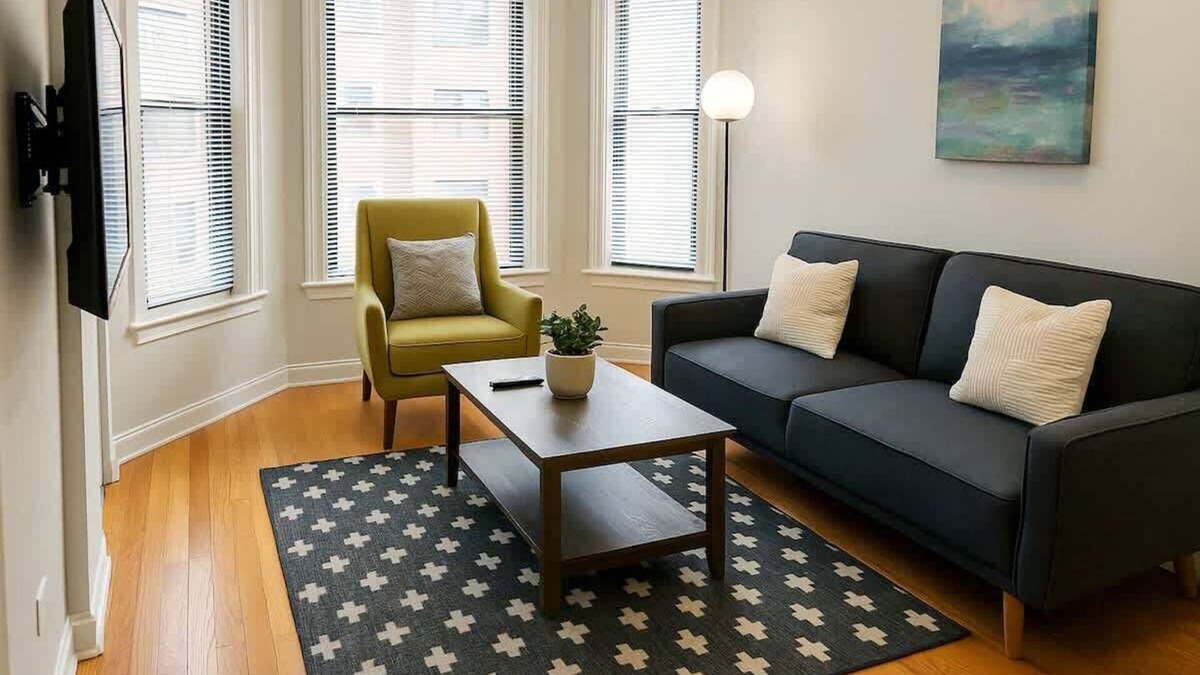 Boystown Apartment | 2BR on N Halsted St: Lakeview Living