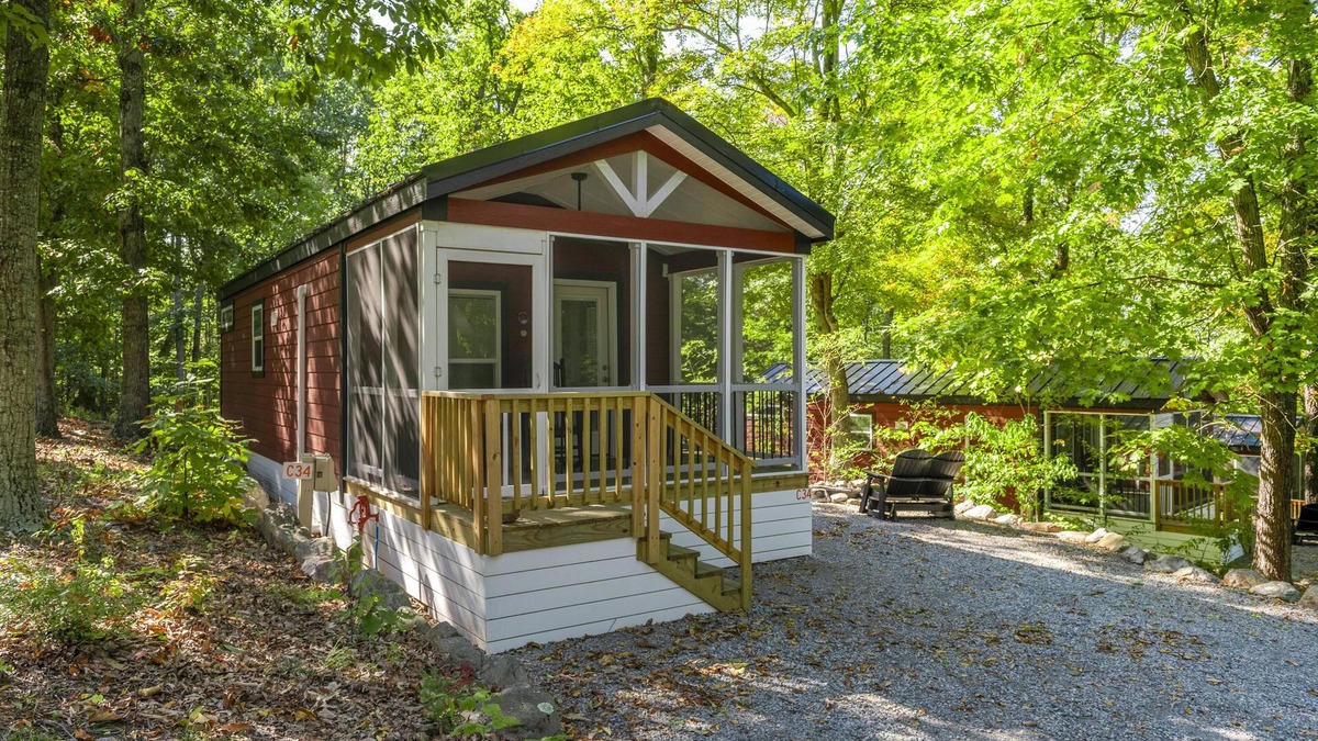 Singers Glen Cottage | 2BR Pet-Friendly Deluxe Cabin at Endless Caverns - Family Escapes at Endless Caverns Resort