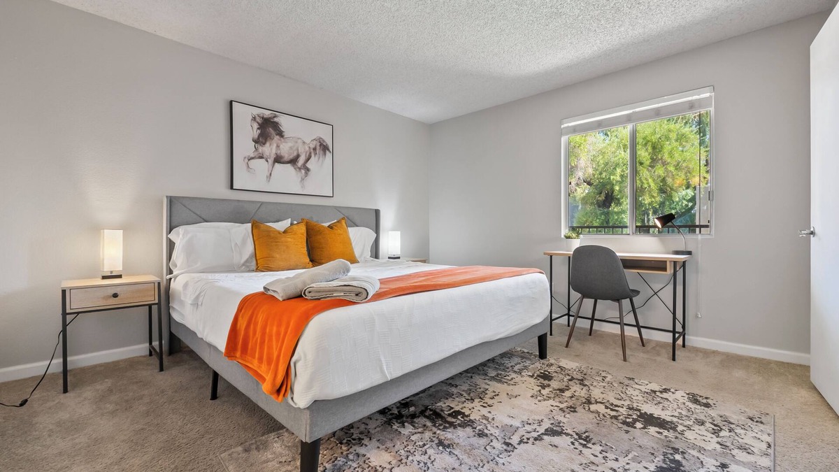 Mesa Apartment | 2BR/Pool/Gym/1 Mi To Banner Hospital