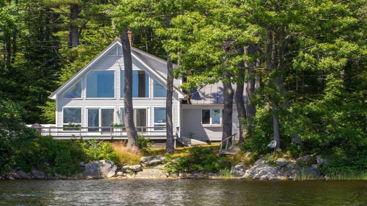 Damariscotta House | 2BR private, lakeside vacation home just 10 mins from Damariscotta town center