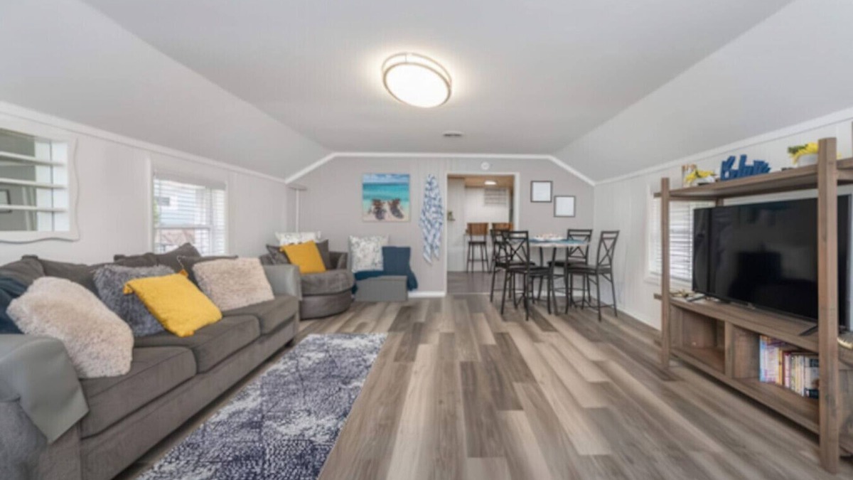 West Irondequoit House | 2BR Shoreside Retreat w/Beach Access & Interiors