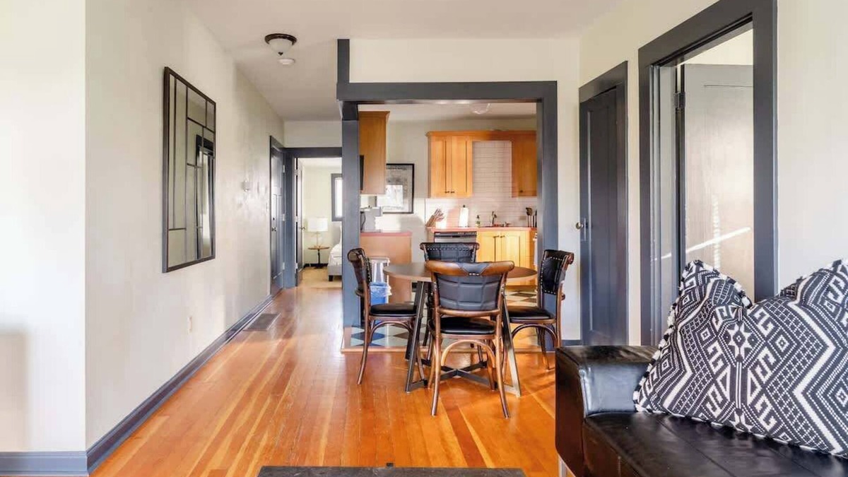 Belmont House | 2BR Sleeps 6 Perfect Location for Foodies