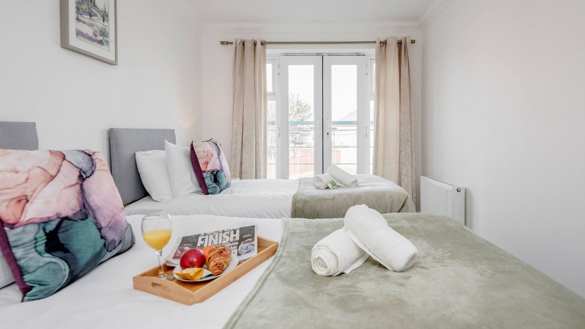 Alibon Apartment | 2BR-Sleeps4-Parking-EastLondon